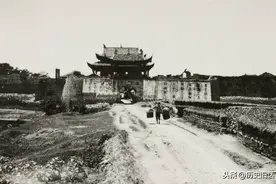 1939年江西宜春老照片，难得一见袁州古城墙与石牌坊图片