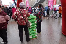 全国多地出现抢购粮食现象,有必要囤米囤面吗？图片