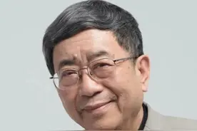 余秋雨女儿：爸爸因马兰被骂抛弃妻女，她和妈妈相依为命成母依靠图片