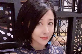 台球裁判低胸装遭禁赛，入籍美国很开放，和黑人举止亲密引争议图片