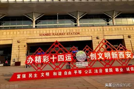 女孩西安见网友，刚出高铁站瞬间被拉黑，趴在皮箱上哭诉太受伤图片