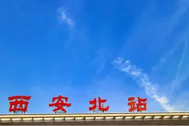 女孩西安见网友，刚出高铁站瞬间被拉黑，趴在皮箱上哭诉太受伤图片