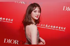 华为小公主姚安娜真放得开，穿千鸟格连衣裙前面优雅，后背惊艳图片