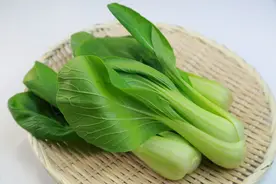 炒绿叶青菜时，到底要不要焯水？教你烹饪方法，青菜翠绿好吃图片