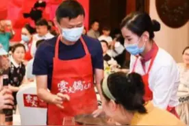 马云赴约与6666名援鄂医护云火锅，合照时站主位的却是一名90后图片