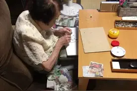 暖哭！90岁奶奶用废报纸作画，震撼数万网友：我缺的是纸吗？是手图片