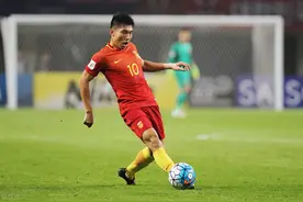 郑智踢飞水瓶 张玉宁怒指胡尔克 国脚们控制下情绪很难吗？图片