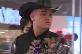 宁静的22岁混血儿子：继承父母完美基因，父母离婚后仍坚强成长​图片