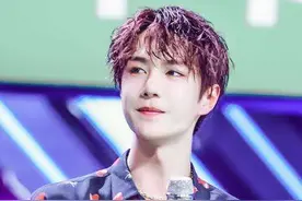 男星花衬衫大赛，蔡徐坤王一博本色出演，唯独李现看着有些油腻？图片