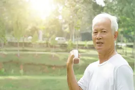 75岁姜大爷悠然讲述：要想自己晚年过得好，记住三句话图片