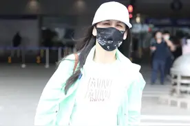 黄圣依嫁入豪门后再现身，她还是那个斗鸡眼女孩图片
