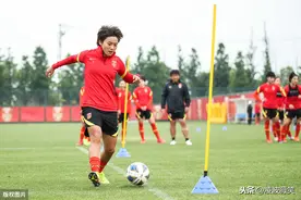 中国女足备战奥运附加赛，贾秀全白发明显多了，戴口罩1米外受访图片