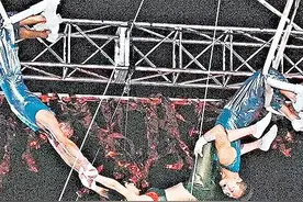 郑希怡25岁掉裤后抹胸失守，31岁树枝穿肺，霉运不断全因杨受成？图片