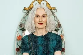 60岁法国的老奶奶，竟街头穿露背装、秀比基尼，网友：真敢穿图片