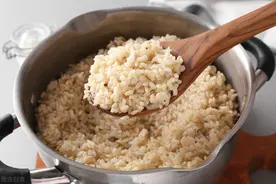煮糙米饭时，不能直接下锅煮，多加这一步，糙米软糯家人喜欢吃图片