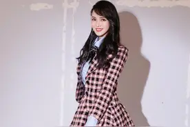 伊能静又现少女装扮，长卷发配格子西装套裙减龄又时尚，又飒又嫩图片