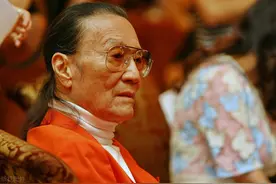 儿子出道替他还债，80岁上演爷孙恋还掌掴老人，谢贤为何这么狂图片