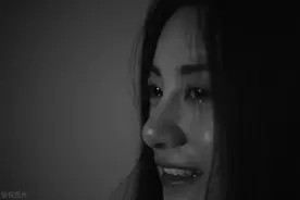 “对不起，妈妈不是超人”：崩溃之下，父母可以在孩子面前哭吗？图片