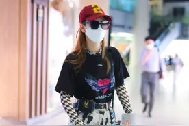 戚薇黑白格防晒打底衫，外搭黑色短袖和印花短裤，总是这么潮图片