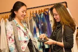 70后大姐开服装店，把羽绒服“免费”送给顾客，老板如何盈利？图片