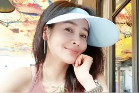于明加新造型真丰满，穿紧身背心还露肩带，38岁沙漏身材看服我了图片