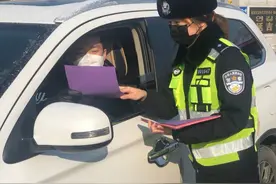 致敬了不起的她｜女警柔弱，遇“疫”则刚图片