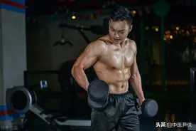 夜宵吃9个烤鸡翅6瓶酒，第2天说胃疼，进医馆后我却诊断为阑尾炎图片