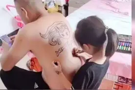 女儿在爸爸背上作画，爸爸乖乖配合一动不动，网友：画功一流图片