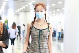 海陆这身材有点"亏"，穿吊带裙直肩长腿很可爱，却越看越"壮"图片