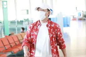 黄渤一身穿搭喜气满满，白色搭配红色印花衬衣，蛮会打扮自己的图片
