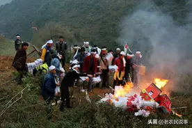 农村俗语：雨打灵辈辈穷，雨打坟出贵人，啥意思？有道理吗？图片