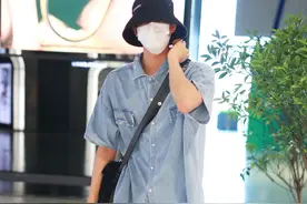 宋威龙现身机场，头戴渔夫帽超文艺，完美身材比例驾驭日系服装图片