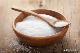 外界缺乏蜂蜜时，养蜂人却将盐巴喂给蜜蜂吃，养蜂技术真有意思图片