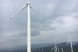骑上我心爱的小摩托去跑山，兴安摩天岭风电场，最高海拔1176米。图片