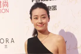 44岁马伊琍太有女人味，穿单肩礼服配油头扎发，性感不失霸气图片
