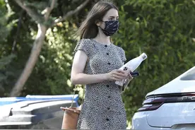 莉莉-柯林斯街拍，黑色波点裹身裙造型甜美清爽，不一样的女人味图片