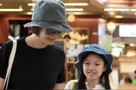 袁泉带闺女走机场，穿黑T恤配牛仔裤真简约，女儿气质完美继承妈图片