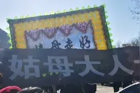 孝子们排着长队跪地磕头，迎接娘家人图片