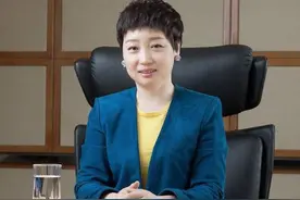 黄光裕老婆杜鹃才是商界时髦精，超短发烫水纹卷真减龄，气质惊艳图片