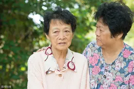 姥姥帮忙带孩子，却因穿尿裤引来一顿责骂！姥姥：现实又心痛图片