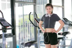 去健身房，一肌肉男讥笑：你好娘。出于礼貌我默默的：你好儿子图片