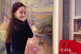 李小璐圣诞节晒照，穿绑带裤大秀柯基臀，回眸一笑38岁依旧清新图片