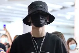 翟潇闻黒T加浅咖宽松长裤帅气时尚，网友：不愧是快本新主持图片