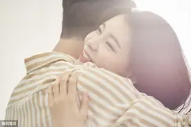 民政局门口前夫抱着我痛哭“我还爱你”，我推开他决然而去图片