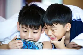 要开学了，孩子不肯上交手机，怎么办？图片