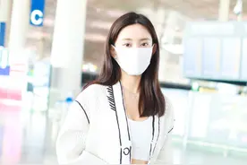 孟子义的穿搭又潮又性感，加州天空系开衫，粉红色水桶包很抢镜图片