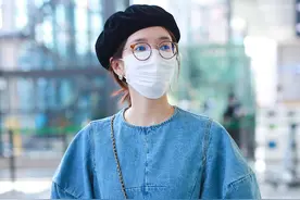 江疏影头戴贝雷帽复古美 蓝色连衣裙有小女子气息图片
