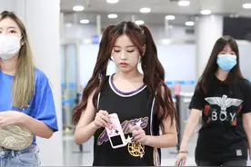 左卓现身机场，黑色篮球背心秀身材，双马尾鞭超可爱图片