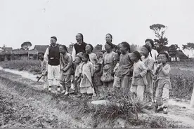 清末社会老照片：长江渔民训练水獭捕鱼，快要消失的采耳行当图片