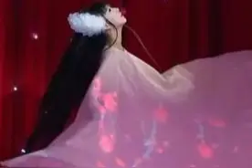 春晚连转4小时的小彩旗，被杨丽萍抛弃后，如今怎么样了？图片